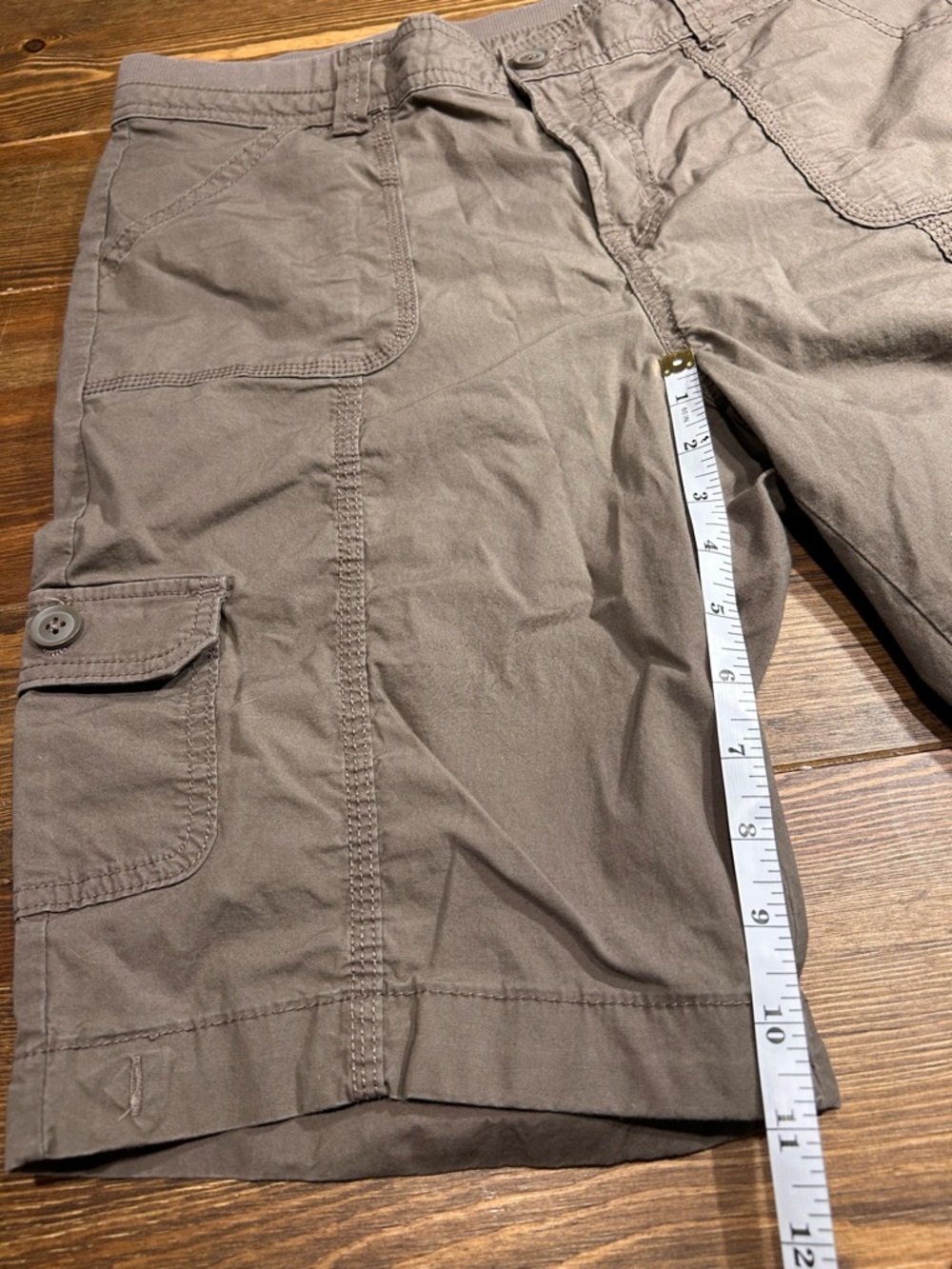 Y2K St. John's Bay dark khaki cargo pants with pockets!
Size 10 - Picture 4 of 6